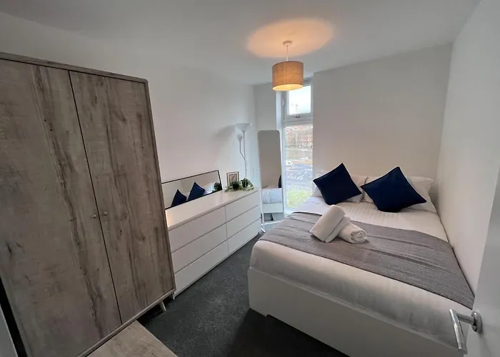 Stylish Newly Decorated 2 Bed