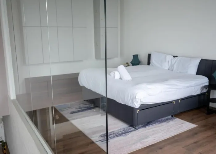 Stunning 3 Bed Penthouse In West End *