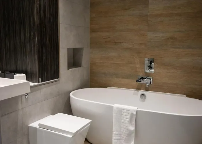 Stunning 3 Bed Penthouse In West End