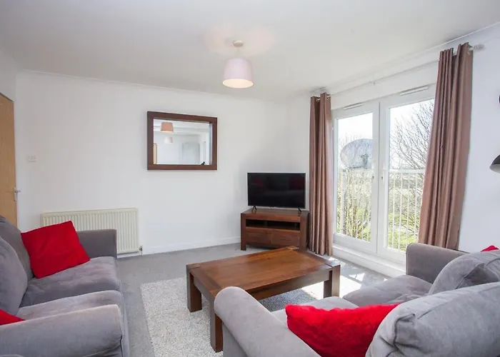 3 Bedroom Duplex With Free Parking