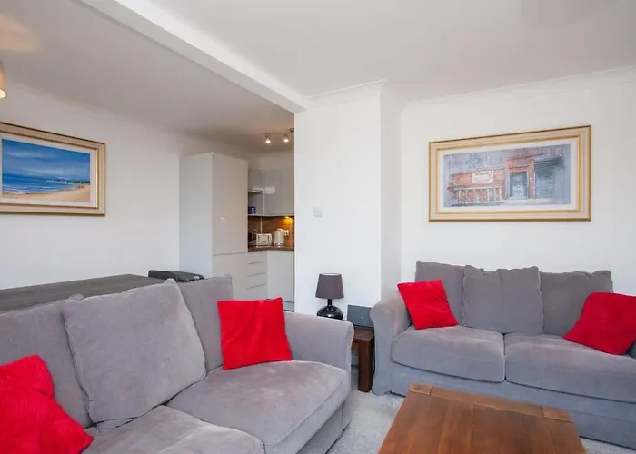 3 Bedroom Duplex With Free Parking Apartment