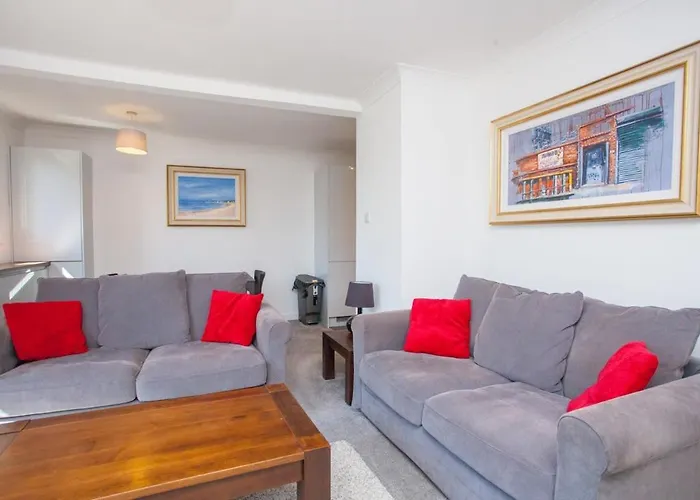 3 Bedroom Duplex With Free Parking *