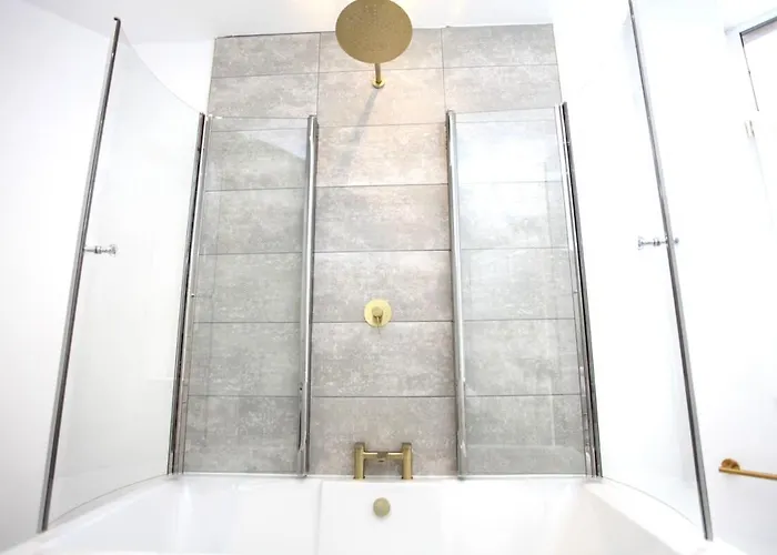 Three Bedroom Upper Flat In Jordanhill