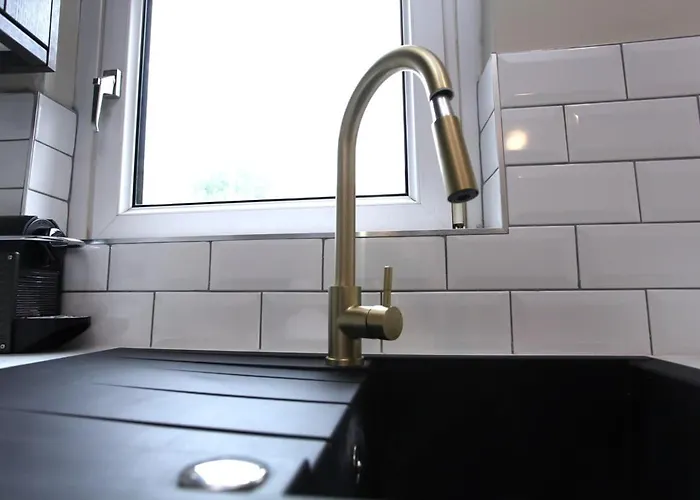 Three Bedroom Upper Flat In Jordanhill Apartamento *