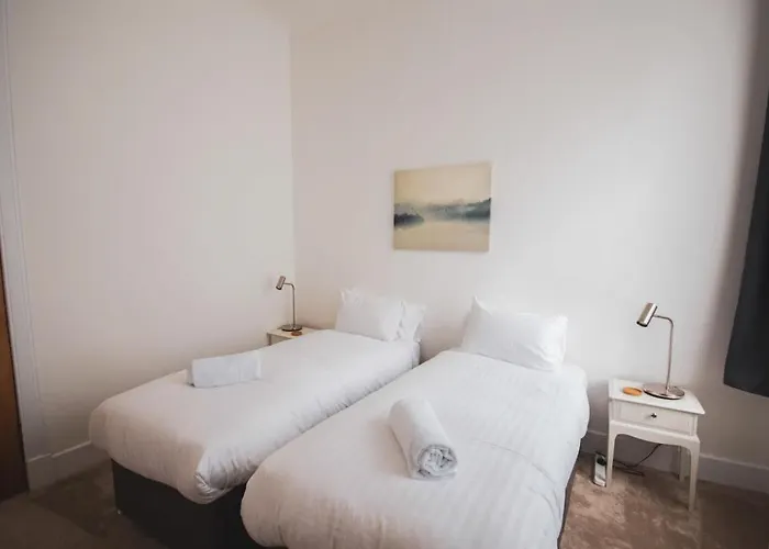 Stunning 3 Bed Flat In The Heart Of The West End *