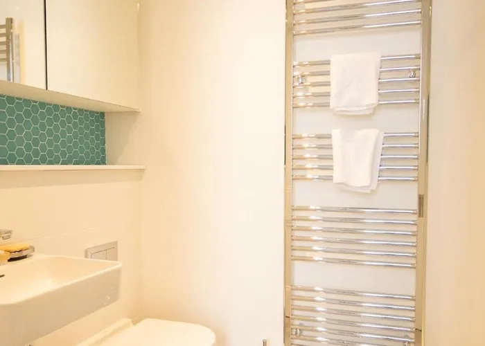 Stunning 3 Bed Flat In The Heart Of The West End *