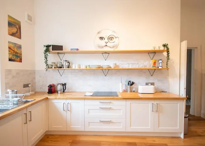 Stunning 3 Bed Flat In The Heart Of The West End