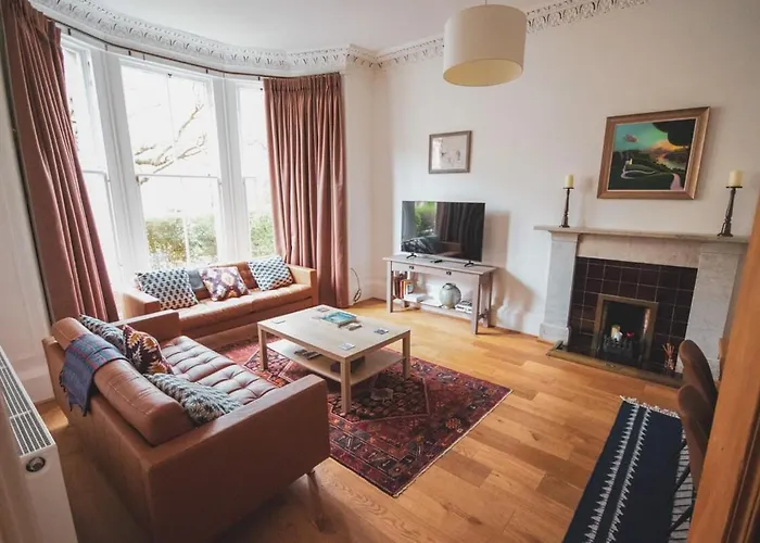 Stunning 3 Bed Flat In The Heart Of The West End *