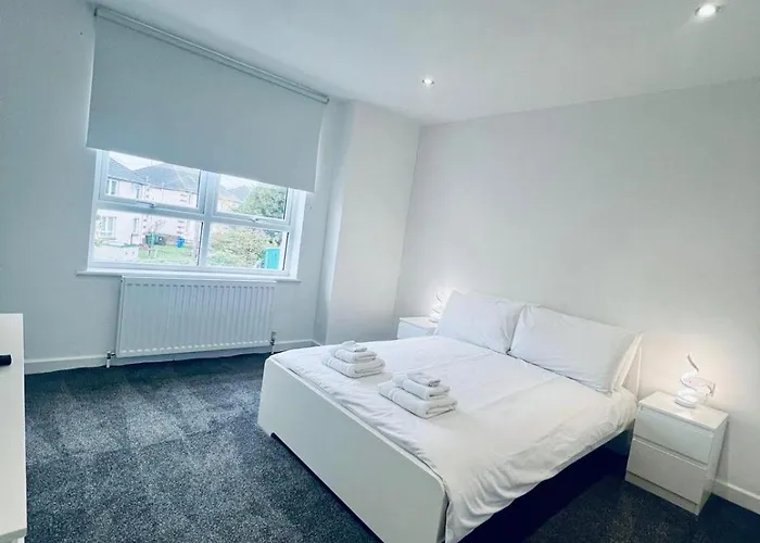 Modern 2 Bedroom House With Loft Conversion Apartment