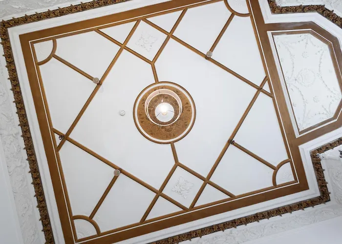 Extravagant 6 Bed Victorian Townhouse With Hot Tub