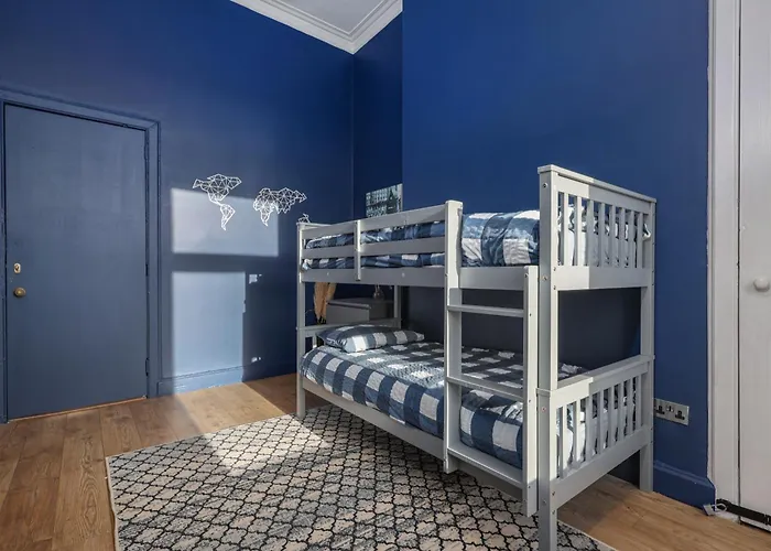 Extravagant 6 Bed Victorian Townhouse With Hot Tub *