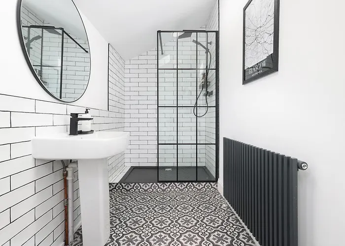 Extravagant 6 Bed Victorian Townhouse With Hot Tub