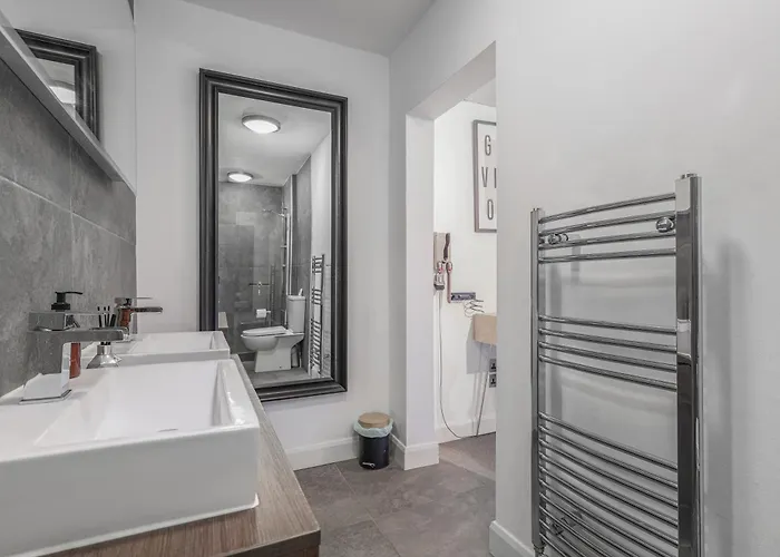 Extravagant 6 Bed Victorian Townhouse With Hot Tub *