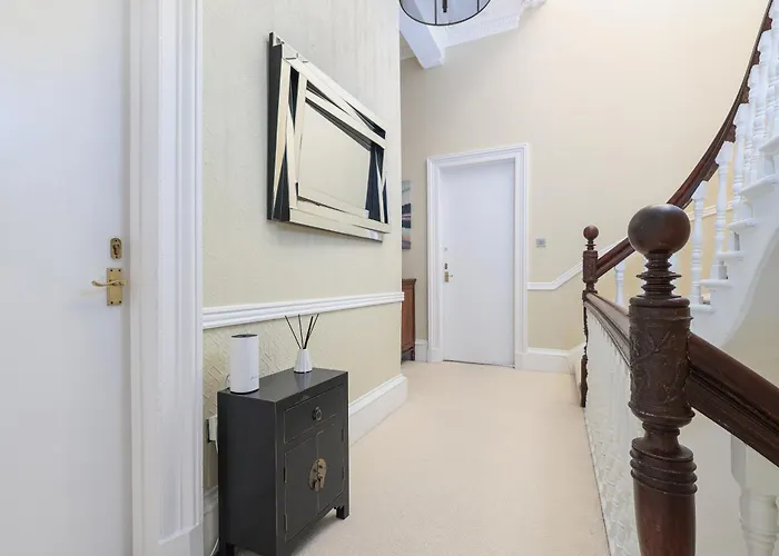 Extravagant 6 Bed Victorian Townhouse With Hot Tub *