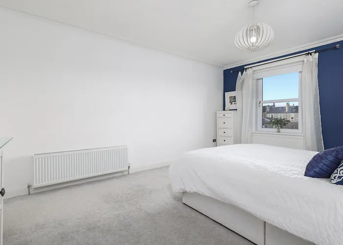 Extravagant 6 Bed Victorian Townhouse With Hot Tub * Glasgow