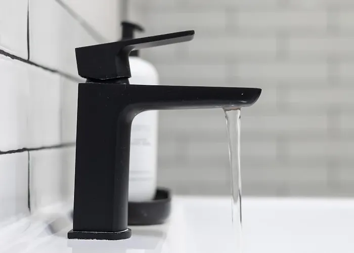 Extravagant 6 Bed Victorian Townhouse With Hot Tub