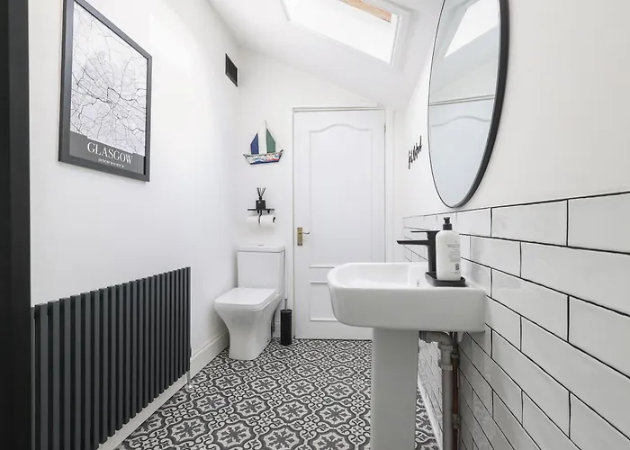 Extravagant 6 Bed Victorian Townhouse With Hot Tub