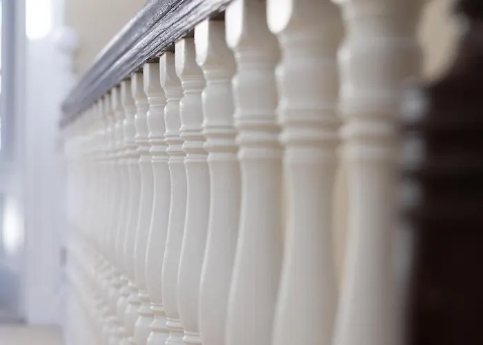 Extravagant 6 Bed Victorian Townhouse With Hot Tub *