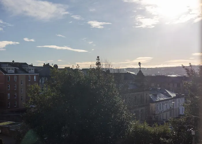 Extravagant 6 Bed Victorian Townhouse With Hot Tub