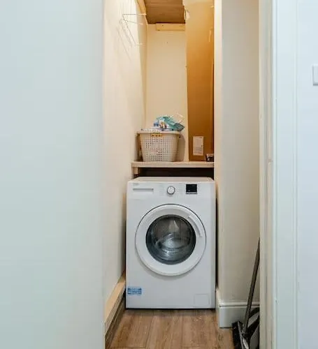 Stunning Ground Floor Flat In Southside.