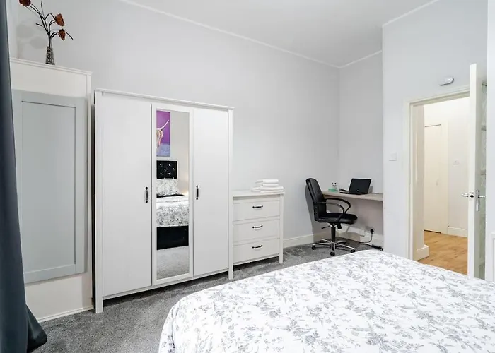 Stunning Ground Floor Flat In Southside. * Glasgow