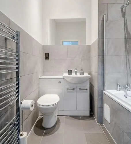 Апартаменты Stunning Ground Floor Flat In Southside. *