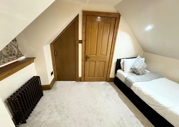 2-bed Sleeps 4 10 Mins To Centre Semesterbostad