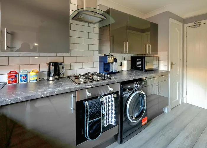 Cosy 4 Bedroom In - Free Parking *