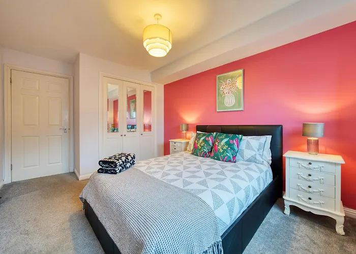 Modern 2 Bed Flat With Free Parking *