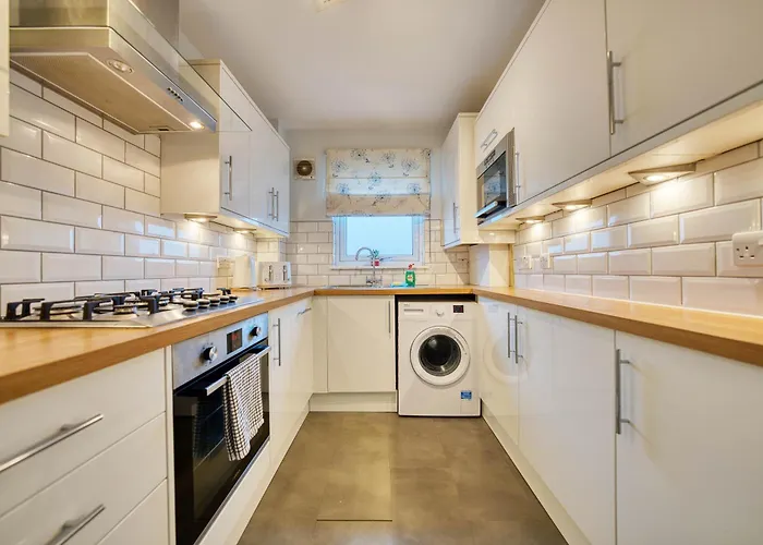 Modern 2 Bed Flat With Free Parking