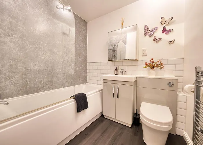 Modern 2 Bed Flat With Free Parking * Glasgow