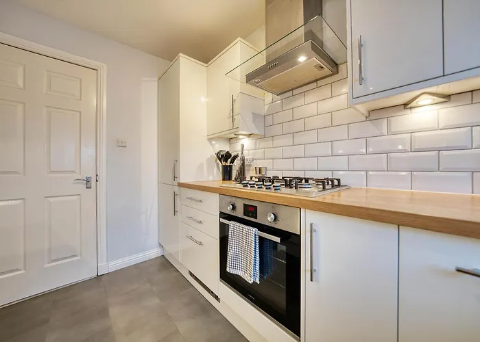 Modern 2 Bed Flat With Free Parking *