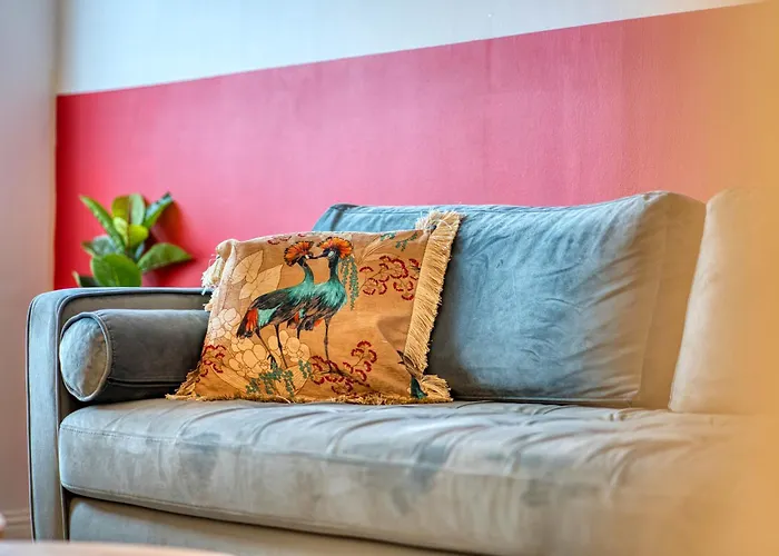 Modern 2 Bed Flat With Free Parking