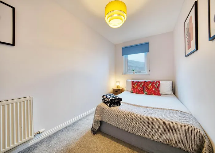 Modern 2 Bed Flat With Free Parking Lägenhet *