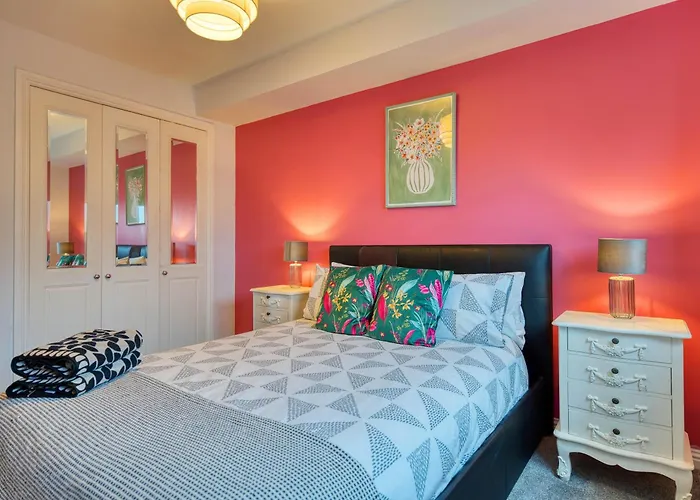 Modern 2 Bed Flat With Free Parking *