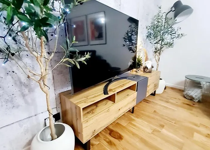 Bright 3br Walking Distance To Town - Free Parking *