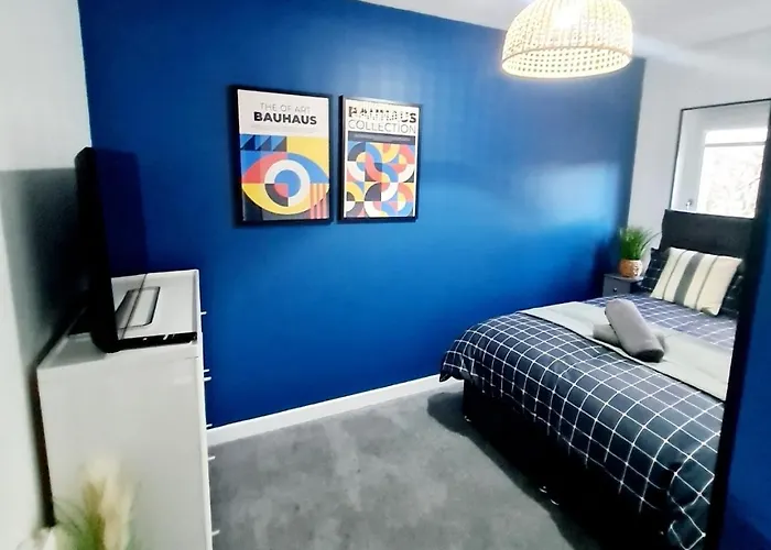 Bright 3br Walking Distance To Town - Free Parking Apartment *