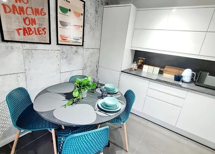 Bright 3br Walking Distance To Town - Free Parking Apartment