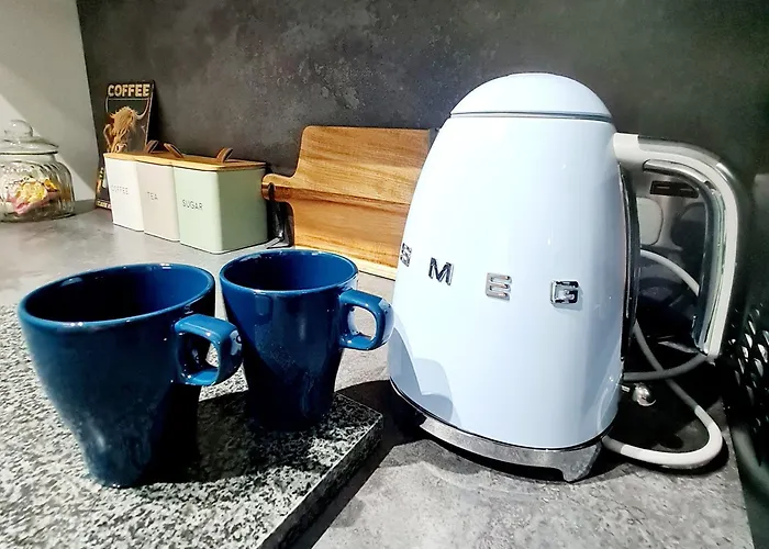 Bright 3br Walking Distance To Town - Free Parking Apartment Glasgow