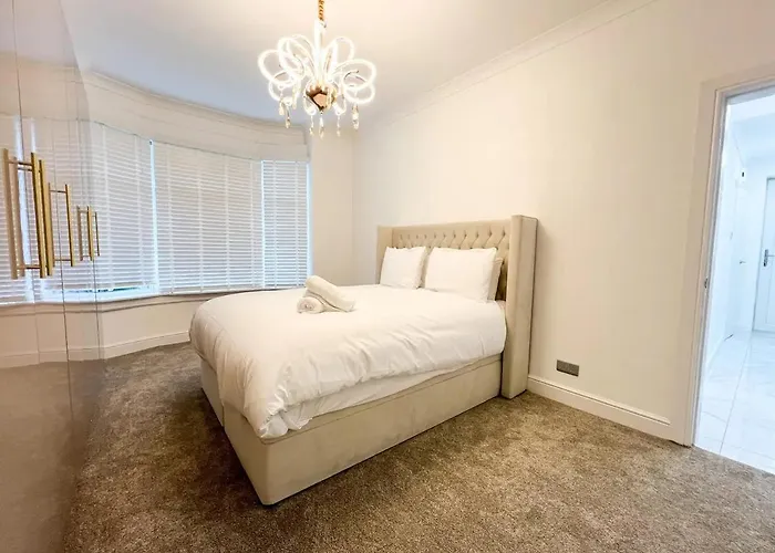 Апартаменты Spectacular Modern Luxury King Bed