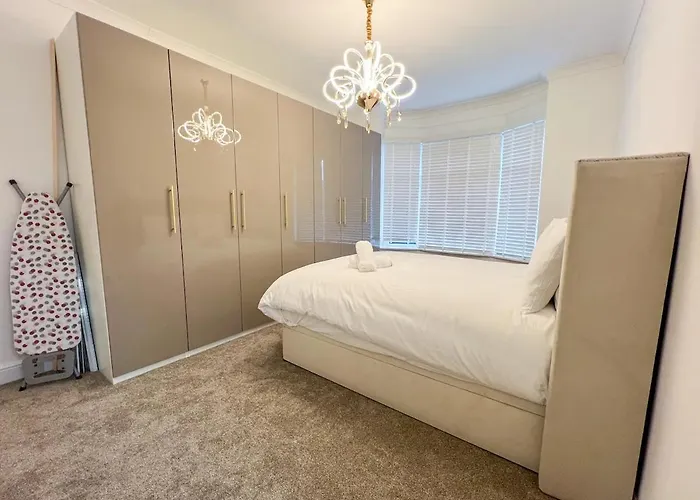 Spectacular Modern Luxury King Bed * Glasgow
