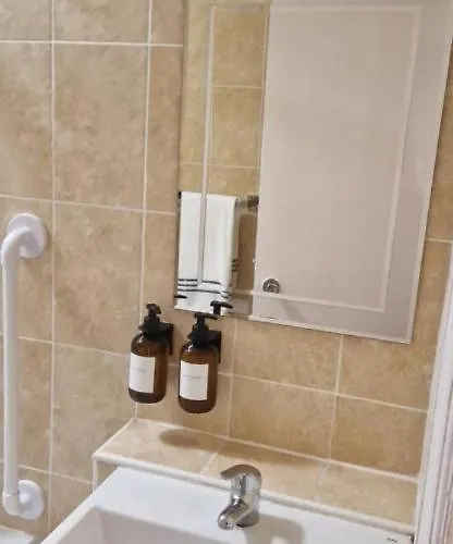 Ferienhaus Archillects Entire Two Bedroom Comfy House - Free Parking