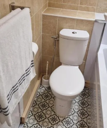 Archillects Entire Two Bedroom Comfy House - Free Parking 別荘 *