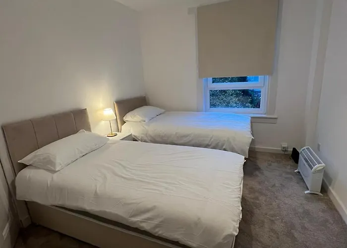 Ferienhaus Archillects Entire Two Bedroom Comfy House - Free Parking Glasgow