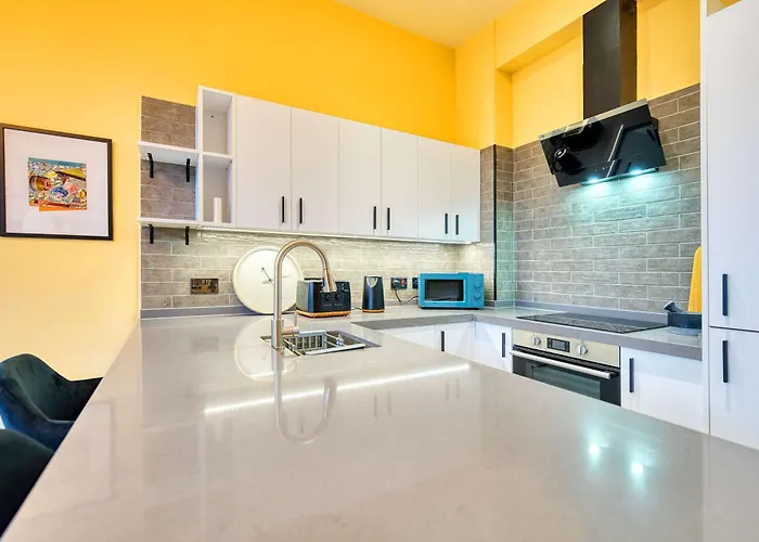 Lovely Station 1 Bed A6 *