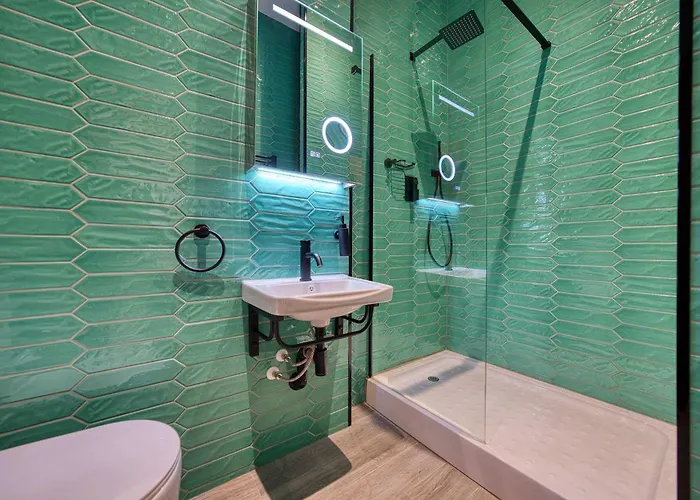 Spacious Station 2 Bed B3 *