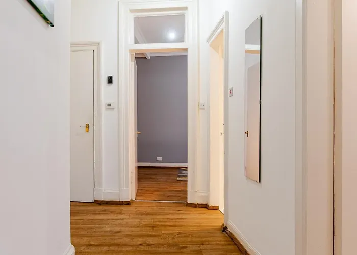 Newly Furnished Flat 4 Minutes Walk To Metro * Glasgow