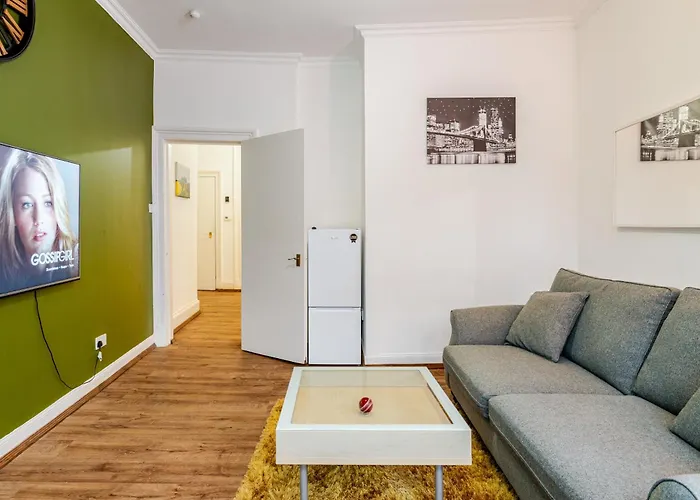 Newly Furnished Flat 4 Minutes Walk To Metro Appartamento