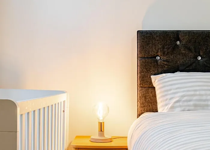 Newly Furnished Flat 4 Minutes Walk To Metro *