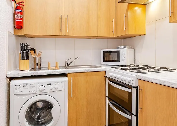 Newly Furnished Flat 4 Minutes Walk To Metro * Glasgow